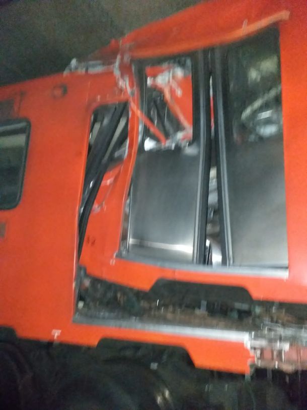 Chocaron dos trenes del Metro de México: un muerto, decenas de heridos y evacuados por las vías