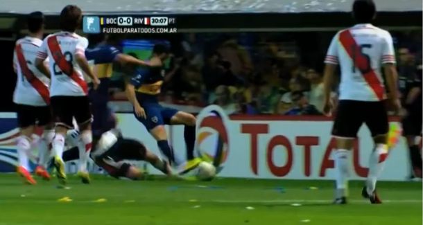 Otra vez Vangioni y el juego brusco, pero esta vez se fue expulsado