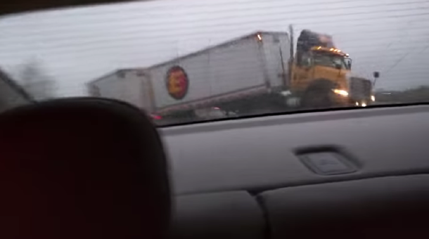 Un auto se salva por un pelo de ser aplastado por un camión: mirá el video