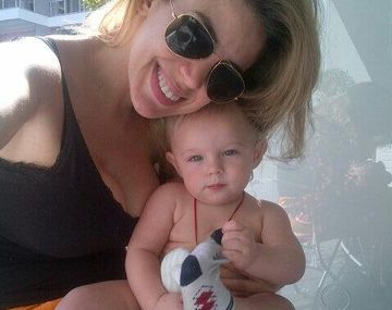 Virginia Gallardo con Milo, el hijo de Jimena Campisi