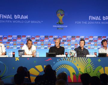 Los ocho ex futbolistas que sacarán las bolillas