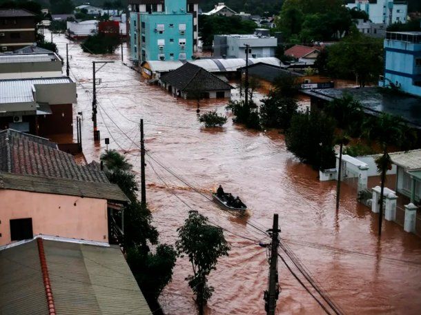 El Gobierno ofreció ayuda a Brasil por las inundaciones fatales