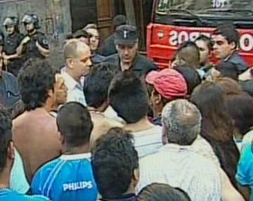 Tensión entre vecinos y la policía en el edificio incendiado de Congreso