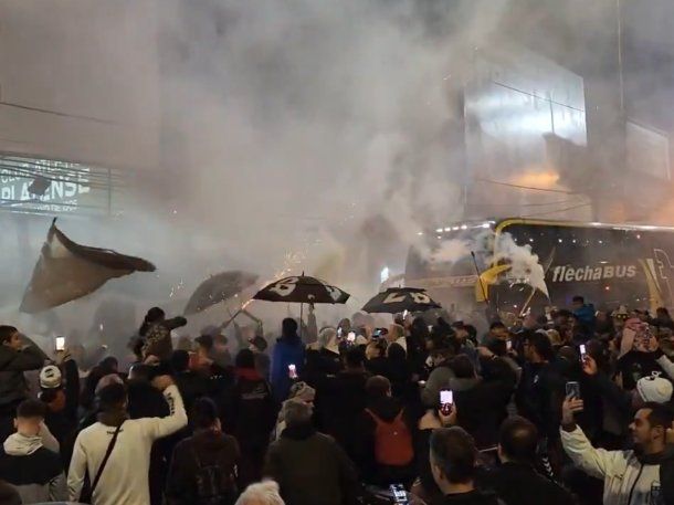 Locura calamar: los hinchas de Platense coparon las calles para recibir al plantel tras la hazaña Locura calamar: los hinchas de Platense coparon las calles para recibir al plantel tras la hazaña