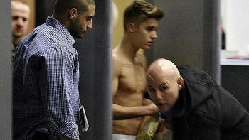 justin bieber se tuvo que desnudar en un aeropuerto justin bieber se tuvo que desnudar en un aeropuerto