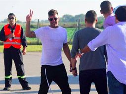 desinfectaron a fans de ricky martin para que puedan saludarlo desinfectaron a fans de ricky martin para que puedan saludarlo