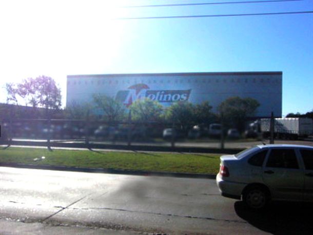Camioneros bloquean la planta de Molinos en San Fernando