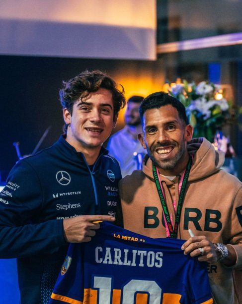 Carlos Tevez visitó a Franco Colapinto en el paddock de Las Vegas