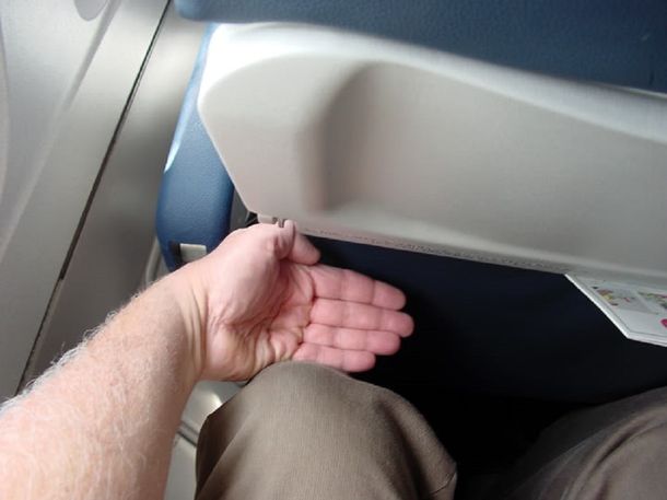 Algunas aerolíneas no dejan ni cinco dedos de distancia entre la rodilla del pasajero y el asiento