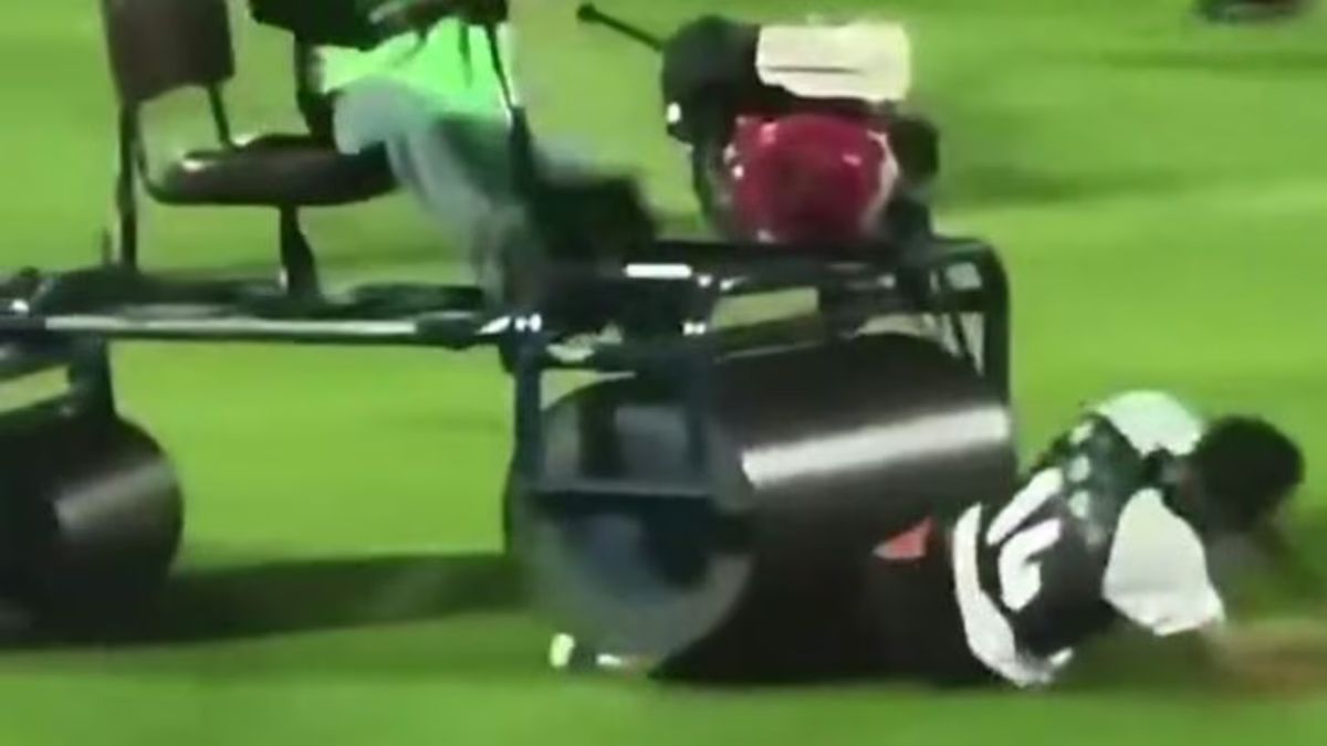 Creer: un futbolista fue atropellado en el calentamiento y se salvó de una fractura