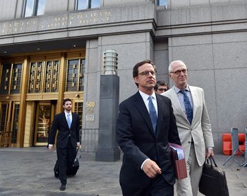 El abogado Carmine Boccuzzi, uno de los representantes de la Argentina, sale de la Corte de Nueva York.