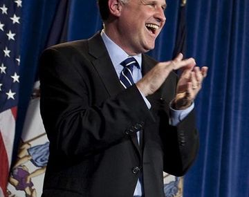 Un senador fue apuñalado y su hijo murió de un disparo