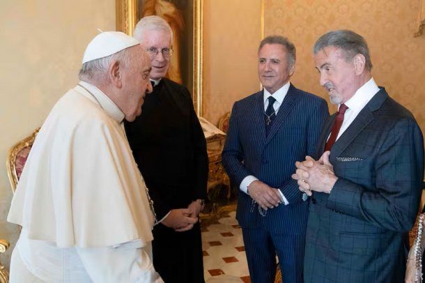 El agradable cruce entre el papa Francisco y Sylvester Stallone en el Vaticano
