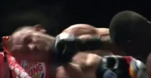 Mirá este impresionante nocaut que dejó a un boxeador afuera del ring