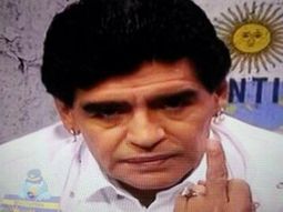 con los tapones de punta: maradona trato de pobre estupido a grondona con los tapones de punta: maradona trato de pobre estupido a grondona