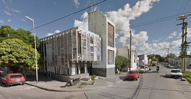 Tres delincuentes se fugaron por la puerta principal de una comisaría en Azul