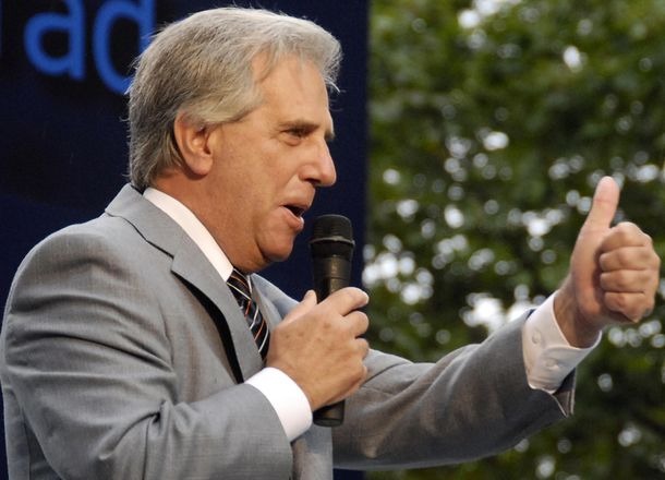 Tabaré Vázquez le salvó la vida a una pasajera en un vuelo a Francia