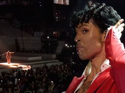 video: el emotivo tributo de rihanna a prince en un concierto video: el emotivo tributo de rihanna a prince en un concierto