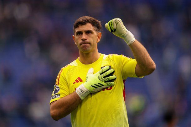 El Dibu Martínez volvió al Aston Villa e impactó con dos tremendas atajadas