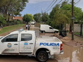 Violento temporal de granizo en Santa Rosa: 100 personas evacuadas y autos arrastrados