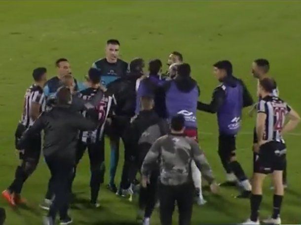 Batalla campal en la Primera Nacional: no cobraron dos penales y terminó todo mal