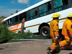 tragedia en santa fe: dos micros chocaron y hay al menos 12 muertos tragedia en santa fe: dos micros chocaron y hay al menos 12 muertos