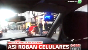 asi roban los motochorros en la ciudad: mira el video asi roban los motochorros en la ciudad: mira el video