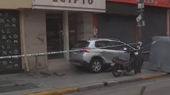 fuerte choque en la zona del abasto dejo un herido y un auto subido a la vereda fuerte choque en la zona del abasto dejo un herido y un auto subido a la vereda