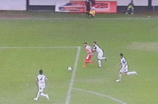 Ceballos, otra vez en el centro de la escena por este insólito penal que cobró