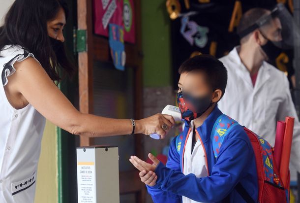 Clases presenciales: 88 burbujas escolares dejaron las aulas en la Ciudad