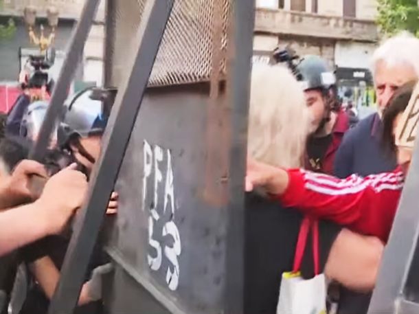 Marcha de jubilados en el Congreso: hay incidentes entre la policía y manifestantes