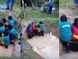 Unas nenas fueron obligadas a cruzar un pozo con agua en el que había serpientes. Unas nenas fueron obligadas a cruzar un pozo con agua en el que había serpientes.