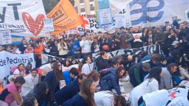 Los médicos del Hospital Garrahan volvieron a hacer RCP al ritmo de los Bee Gees en Plaza de Mayo