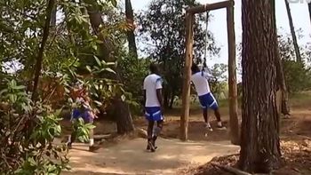 las locuras de bielsa, ahora exige a sus jugadores con un entrenamiento militar las locuras de bielsa, ahora exige a sus jugadores con un entrenamiento militar