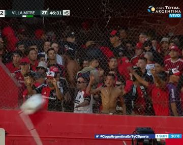Newells fue eliminado y los hinchas tiraron hasta la mochila de un inodoro