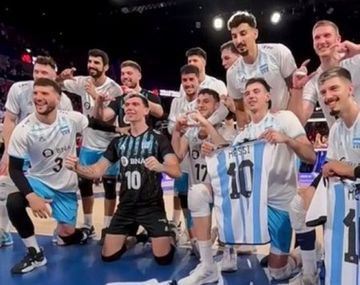 La Selección Argentina de Vóley venció a Francia y celebró con camisetas de Messi