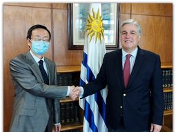 El canciller Francisco Bustillo se reunión con el embajador chino en Uruguay, Wang Gang. El canciller Francisco Bustillo se reunión con el embajador chino en Uruguay, Wang Gang.