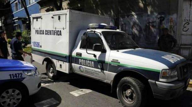 Una mujer mató a su hija a puñaladas y trató de suicidarse cuando la descubrió su marido policía