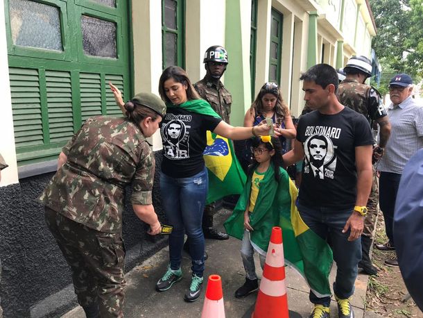 Abrieron las mesas para el balotaje entre Bolsonaro y Haddad en Brasil