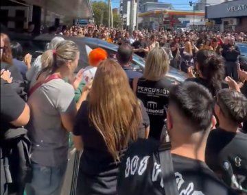 Aplausos y batucada: emocionante último adiós a Daniel Buira