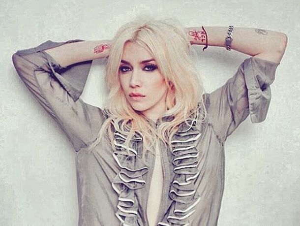 Selfie al desnudo: Militta Bora hizo topless en la cama