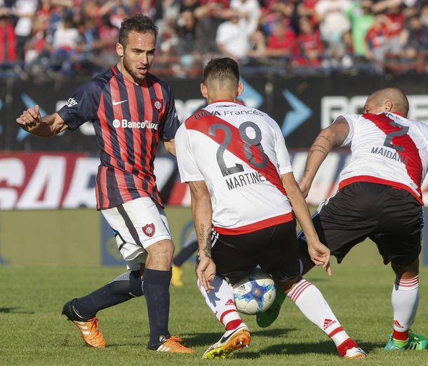 Belluschi encara ante la marca de Martínez Quarta y Maidana