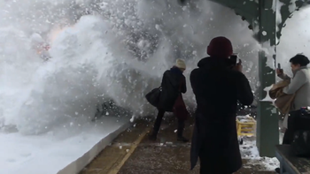 Un tren llena de nieve a quienes lo esperaban Un tren llena de nieve a quienes lo esperaban