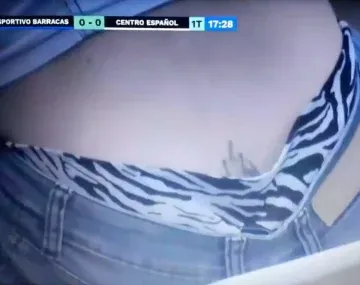 La desubicada toma en un partido de fútbol que se hizo viral