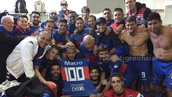 El festejo en el vestuario del Matador por los 100 goles del Chino El festejo en el vestuario del Matador por los 100 goles del Chino