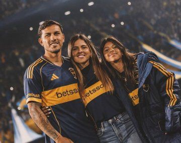 Leandro Paredes, su esposa Camila Galante y su hija.