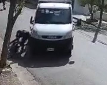 Conmoción en Azul: un camionero cruzó y encerró a un motociclista para matarlo instantáneamente
