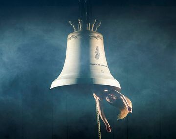 Los dislates de la Bienal de Venecia: la mujer campana y un tanque lleno de pis