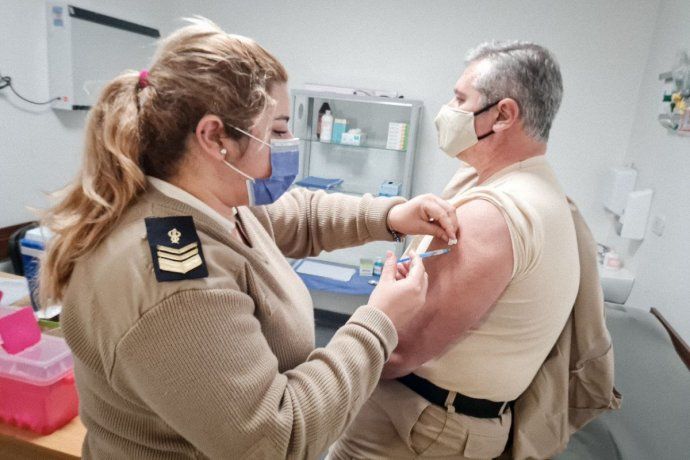 Arrancó la vacunación con segunda dosis a miembros de las fuerzas de seguridad desplegados en el AMBA
