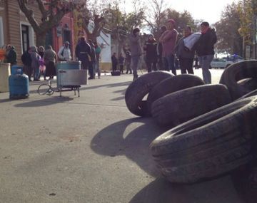 Apenas 40 personas se reunieron frente a la Municipalidad de San Pedro y los corrió la policía
